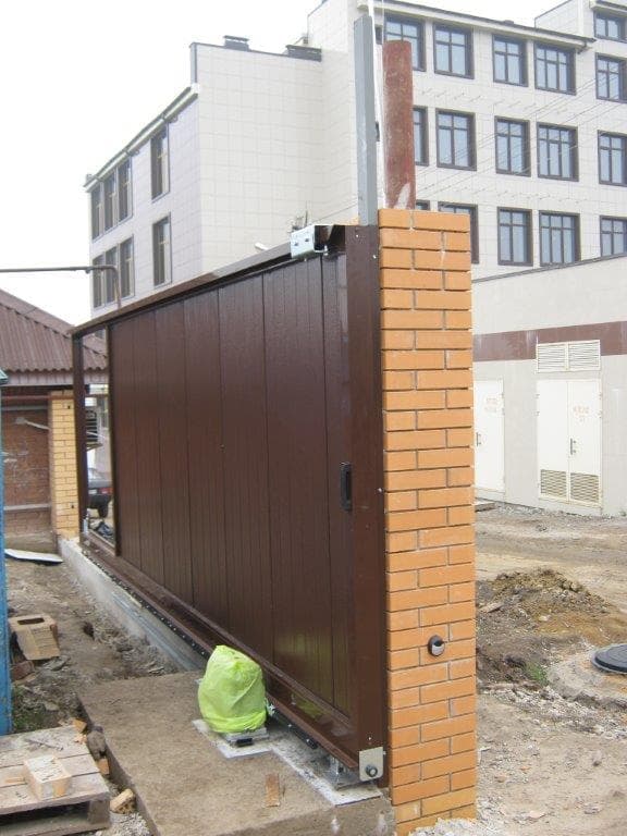 Производим установку откатных ворот в Севастополе, беремся за проекты любой сложности. Опыт работы наших сотрудников - более 12 лет. Цены Вас приятно удивят.