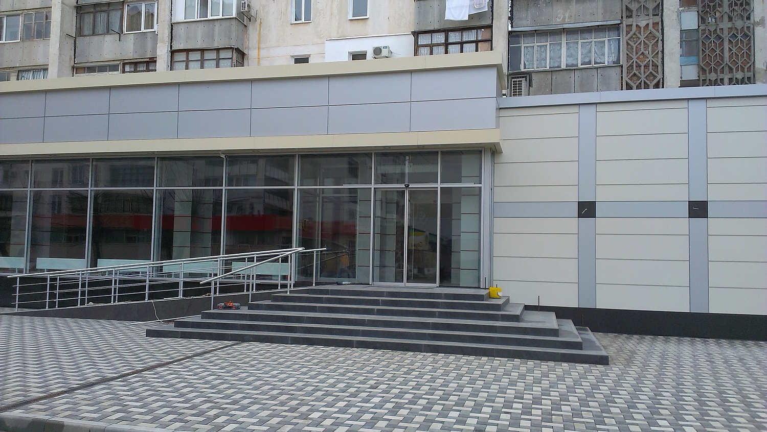 Заказать установку автоматических дверей в Севастополе. Монтаж выполняется командой профессионалов с опытом работы более 9 лет. 