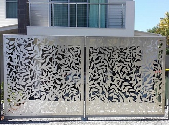 Дизайнерские распашные ворота с зашивкой листовым металлом (лазерная резка)