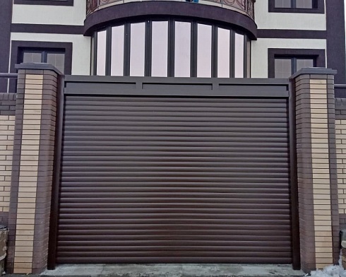 Роллетные ворота Алютех серии Prestige со сплошным алюминиевым профилем роликовой прокатки AG/77 с доставкой в Севастополе 